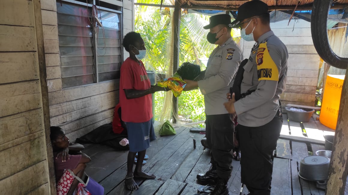 friendship activities of noken community development unit with the traditional figures of asmat tribe 43551
