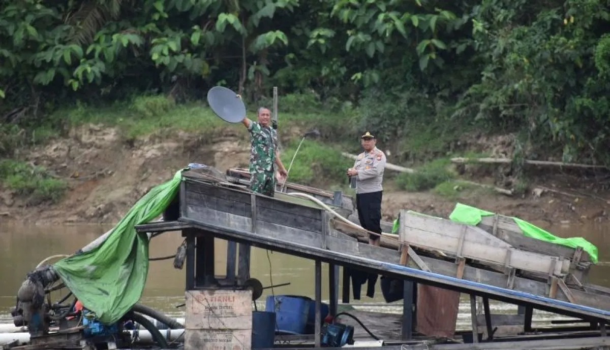 gabungan polisi dan tni berhasil musnahkan peralatan penambangan ilegal di inragiri hulu 61886