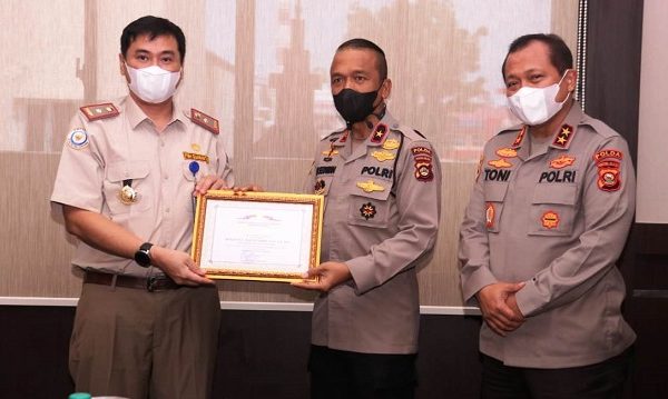 gagalkan penyelundupan benih lobster di banyuasin polda sumsel terima penghargaan dari balai karantina ikan 23047