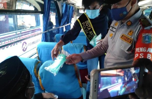 gandeng duta narkoba polda metro jaya bagikan 30 000 masker di terminal bus 15945