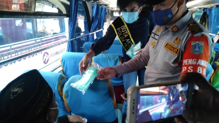 gandeng duta narkoba polda metro jaya bagikan 30 000 masker di terminal bus 15945