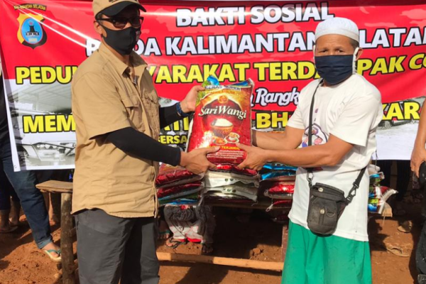 gandeng komunitas off roader polda kalsel gelar baksos bantu masyarakat terdampak covid 19 11126
