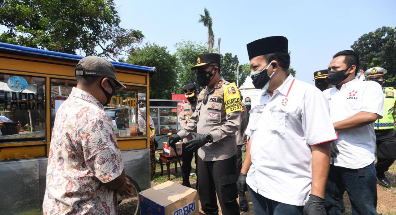 gave 1000 basic necessities packages to jakarta s street vendors chief of traffic corps of indonesian national police listened to their stories 41559