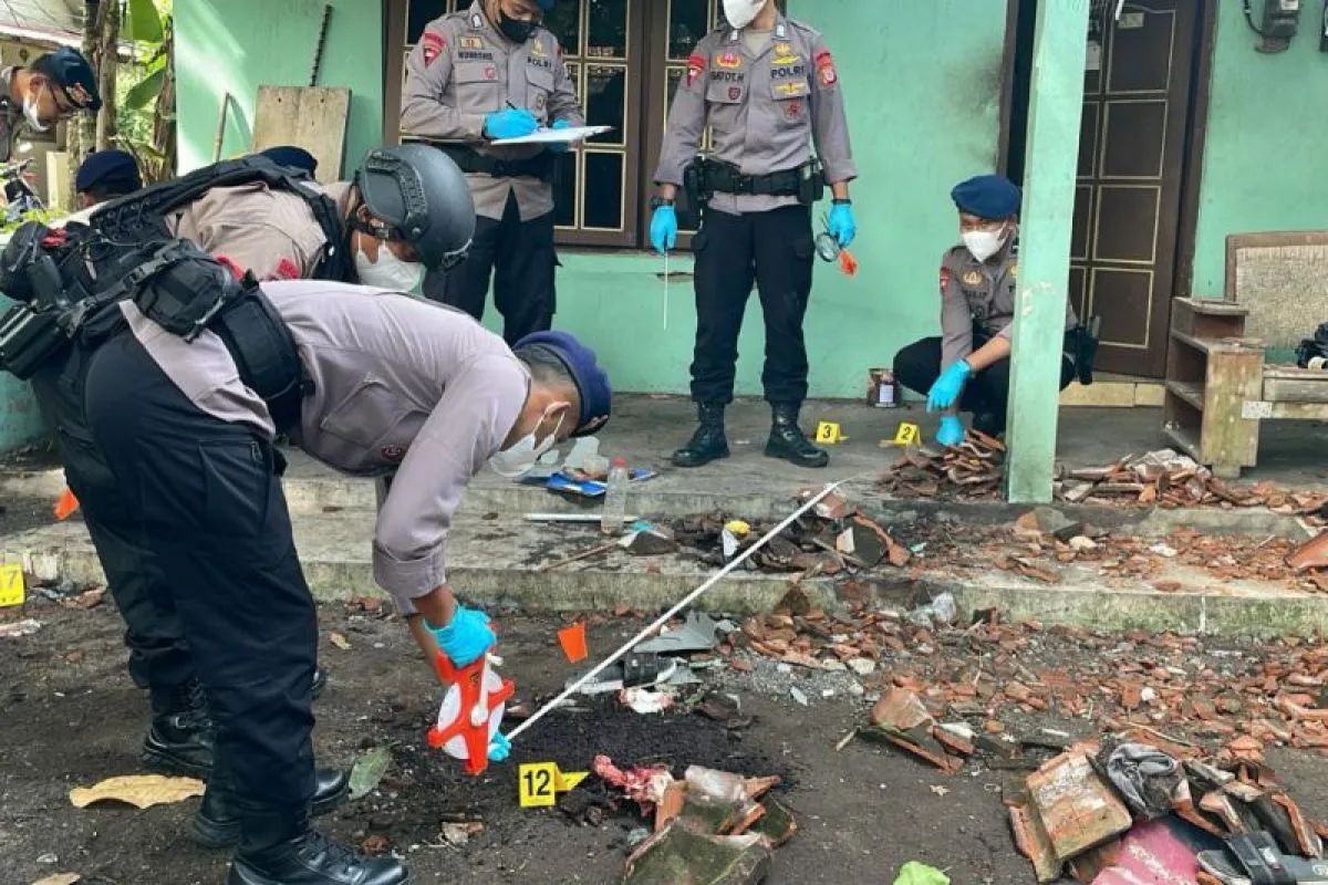 gegana polda diy sterilisasi lokasi ledakan bahan petasan di bantul 71235