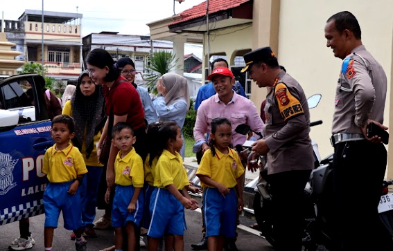 gelar kegiatan polisi sahabat anak polresta jambi sambut kedatangan kelompok bermain superkids billingual 84517