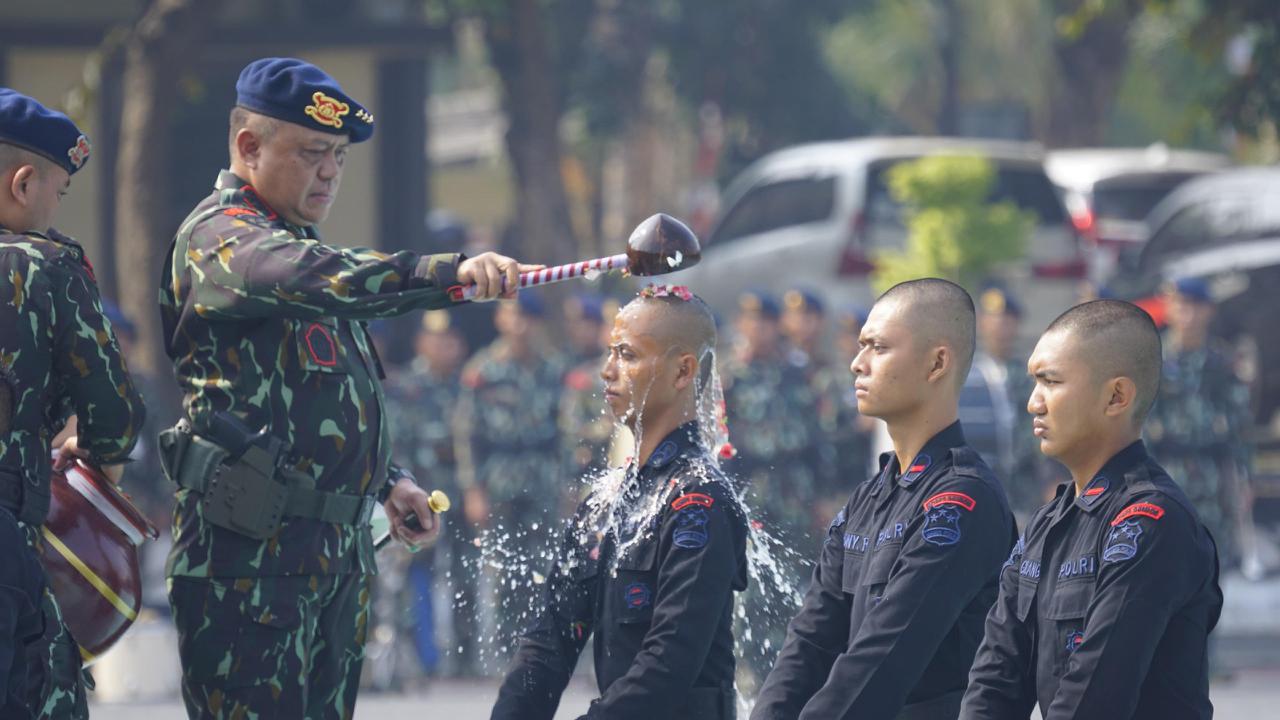 gelar tradisi penerimaan personel remaja dankorbrimob polri berharap tambah semangat baru 77149