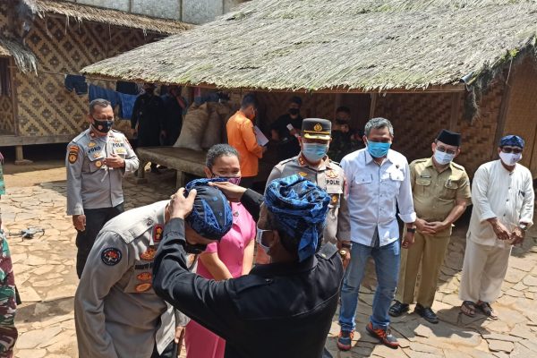 gelar vaksinasi dan baksos bagi masyarakat baduy alumni akpol 99 disambut dengan ikat kepala udeng 9690