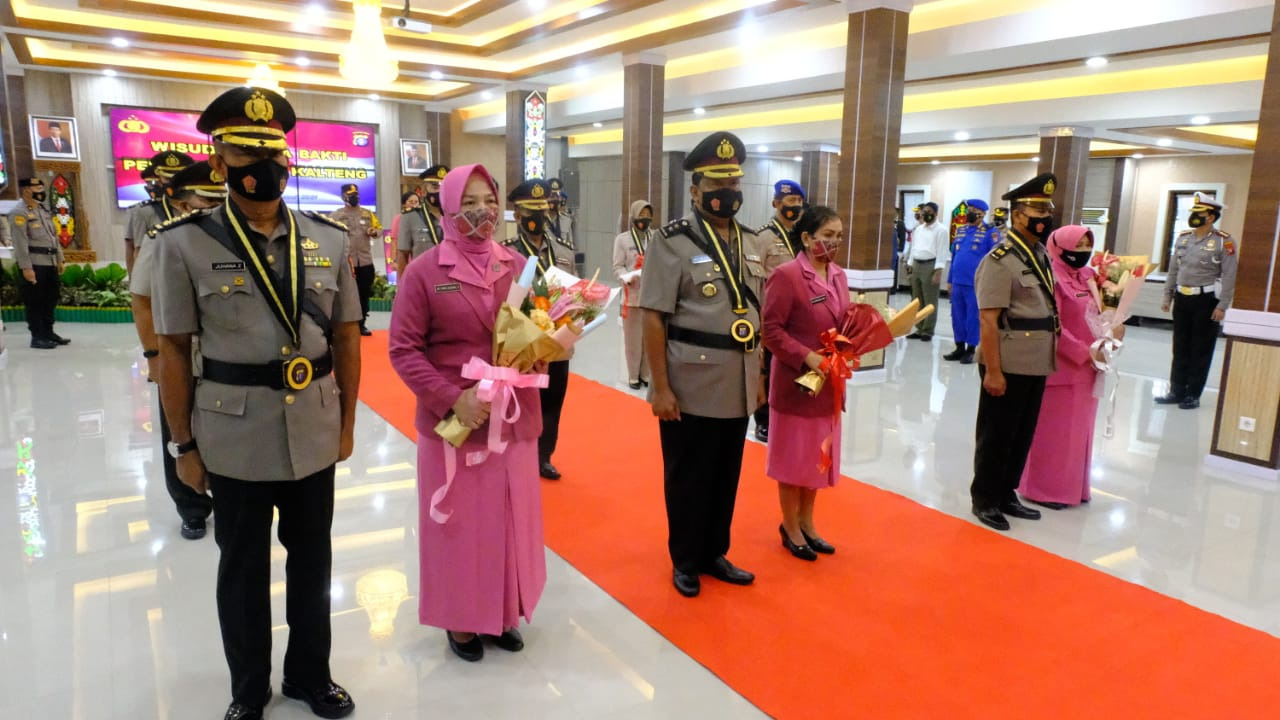 gelar wisuda purna bakti kapolda kalteng lepas 38 personil purna tugas 36646