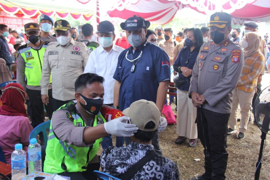 gencarkan vaksinasi serbuan kapolda kalteng tinjau batalyon vaksinator di mantang 9790