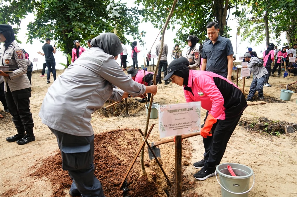 gerakan peduli lingkungan yayasan kemala bhayangkari kaltim bersama polwan gelar penanaman pohon 68995