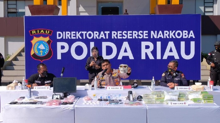 gerebek kampung narkoba polda riau amankan 15 pengedar 16322
