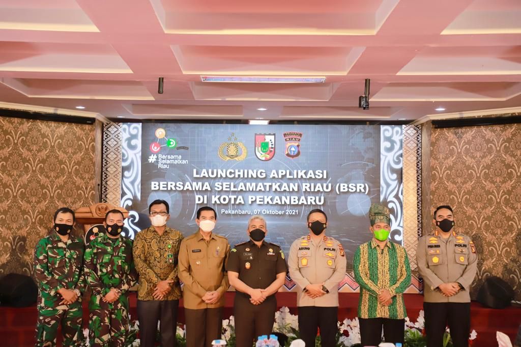 giliran di pekanbaru kapolda riau lounching aplikasi bersama selamatkan riau tangani covid 19 di mapolresta 24540