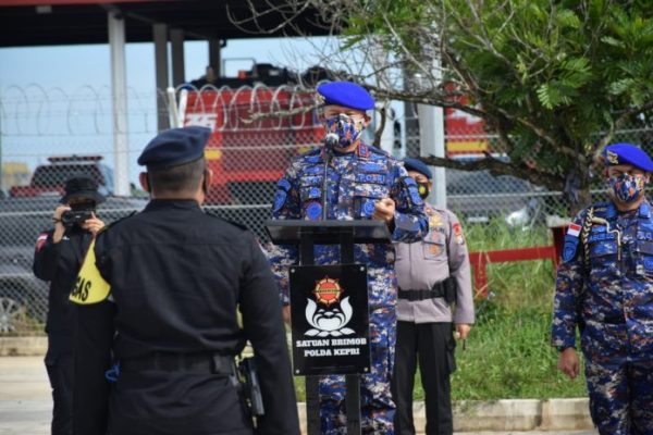 giving security guarantee 105 mobile brigade units personnel of the riau islands regional police are dispatched to jakarta 44402