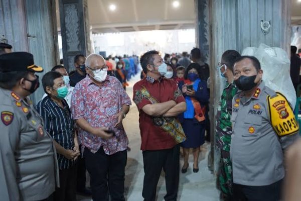 governor together with chief of south sumatra regional police and regional leadership communication forum conduct monitoring and check security for christmas 2021 44632