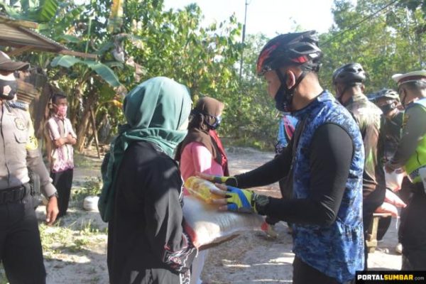 gowes simpatik kapolda jambi berikan bantuan sembako ke warga sungai gelam 34971