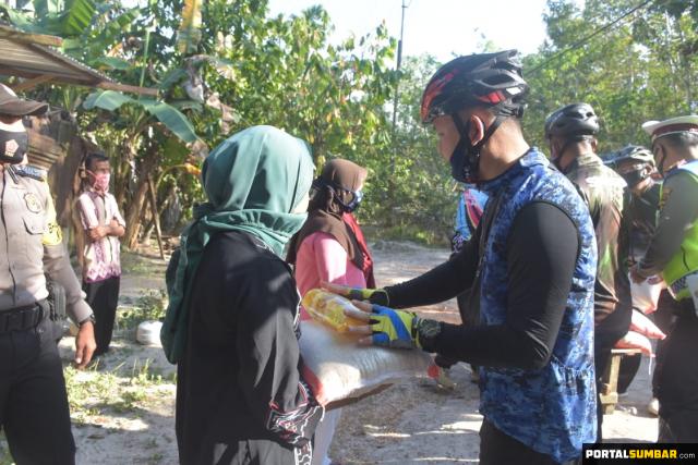 gowes simpatik kapolda jambi berikan bantuan sembako ke warga sungai gelam 34971