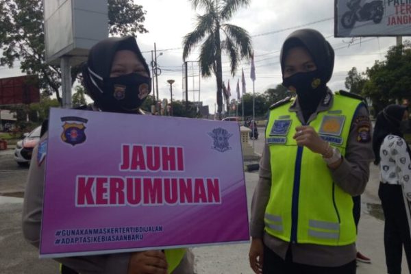 gratiskan perpanjangan sim dan skck polwan polda kalteng terapkan protokol kesehatan 19542
