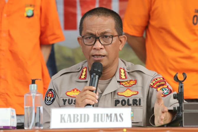 greater jakarta metropolitan police attaches stickers on reactive covid 19 homecomers houses 38914
