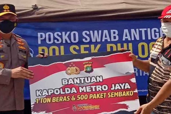 greater jakarta metropolitan police provides logistically assistance to kayu putih village 39199
