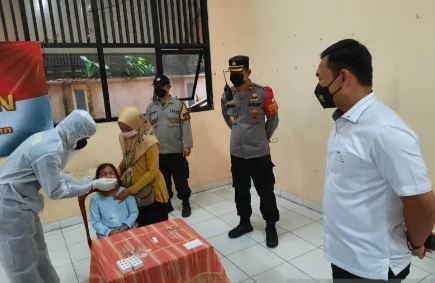 greater jakarta metropolitan police visits people in kalibata for covid 19 swab tests 38912