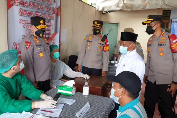 greater jakarta metropolitan regional police chief directly observes vaccination outlets at neighbourhood 03 of joglo 41206