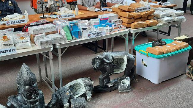 greater jakarta metropolitan regional police reveal methamphetamine smuggling mode in statues from africa 41082