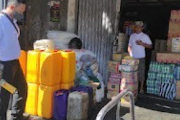 guaranteeing the stock of cooking oil police inspects the distributor 45634