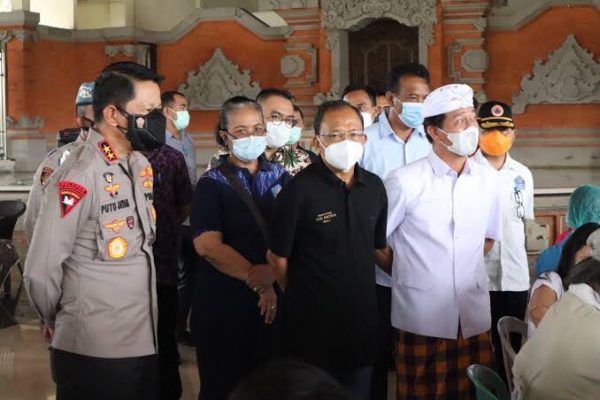 gubernur bali bersama kapolda tinjau pelaksanaan vaksinasi massal booster di balai budaya kabupaten klungkung 21239