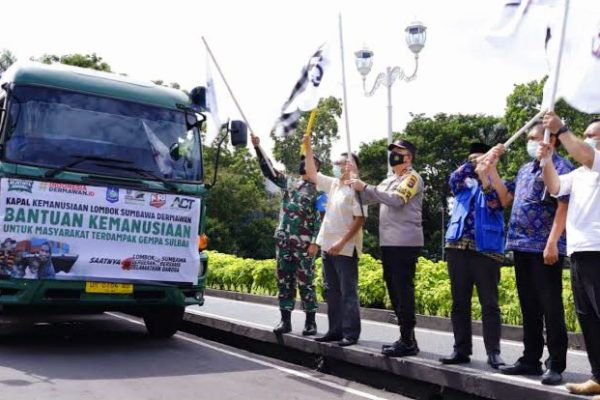gubernur bersama kapolda ntb dan danrem 162 wb lepas bantuan kemanusiaan untuk korban gempa sulbar 30660