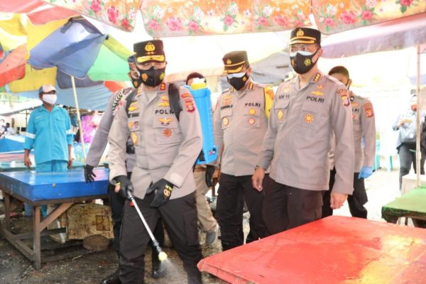 guna memutus mata rantai penyebaran covid 19 kapolda kaltim pimpin langsung penyemprotan disinfektan secara massal 11902