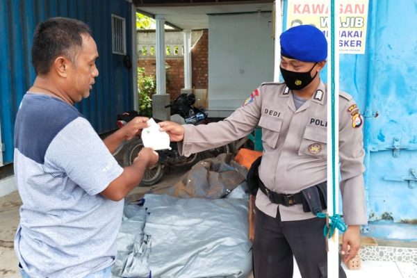 guna mencegah penyebaran covid 19 ditpolairud polda banten membagikan masker kepada masyarakat 21073