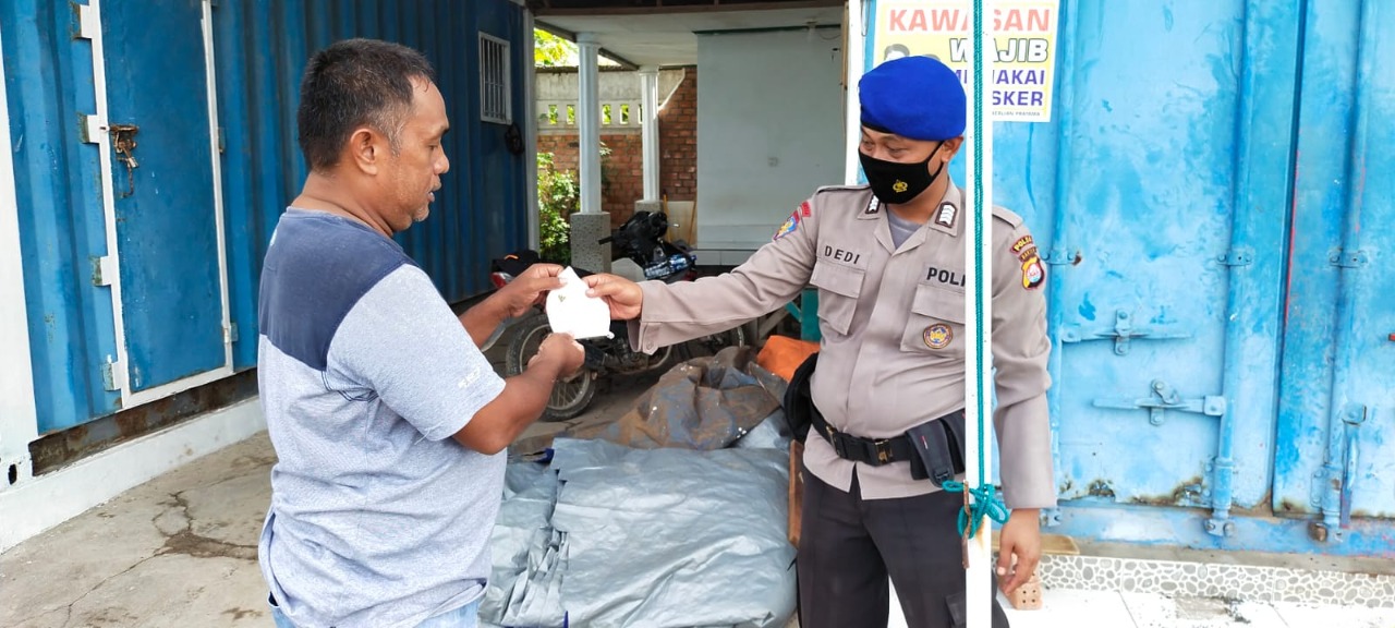 guna mencegah penyebaran covid 19 ditpolairud polda banten membagikan masker kepada masyarakat 21073