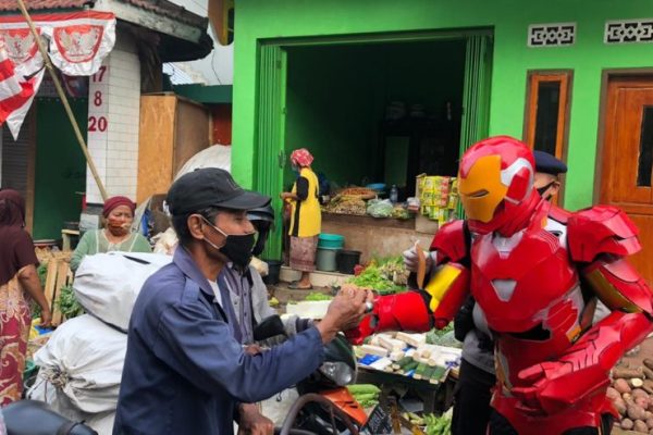 gunakan kostum superhero satbrimob polda jatim bagikan masker dan imbau protokol kesehatan 18059