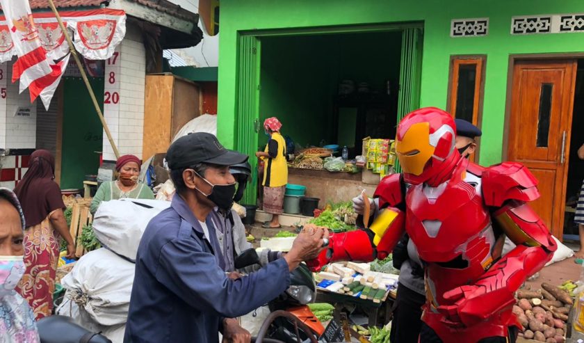 gunakan kostum superhero satbrimob polda jatim bagikan masker dan imbau protokol kesehatan 18059