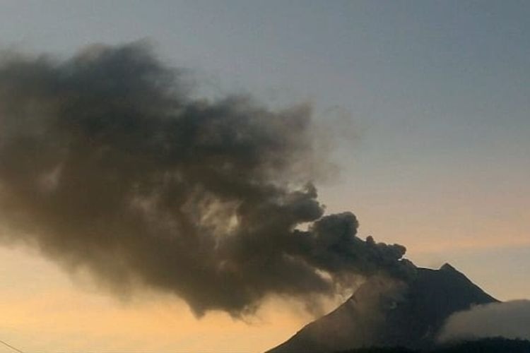 gunung api lewotobi laki laki kembali erupsi dengan letusan mencapai 300 meter 74763