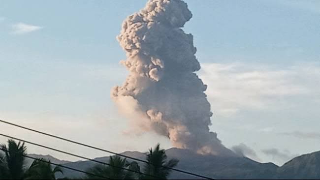 gunung dukono di maluku utara keluarkan abu vulkanik 66440
