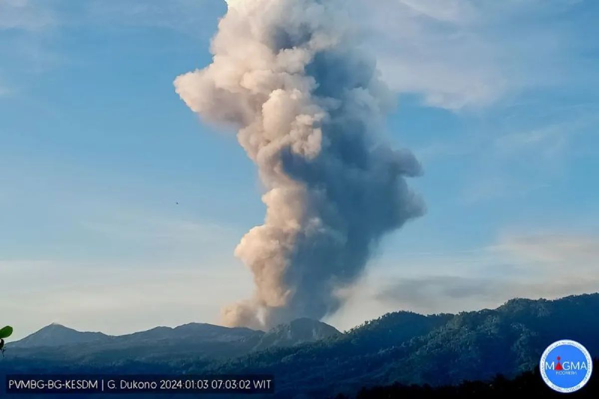 gunung dukuno lontarkan abu setinggi 4 000 meter 68444