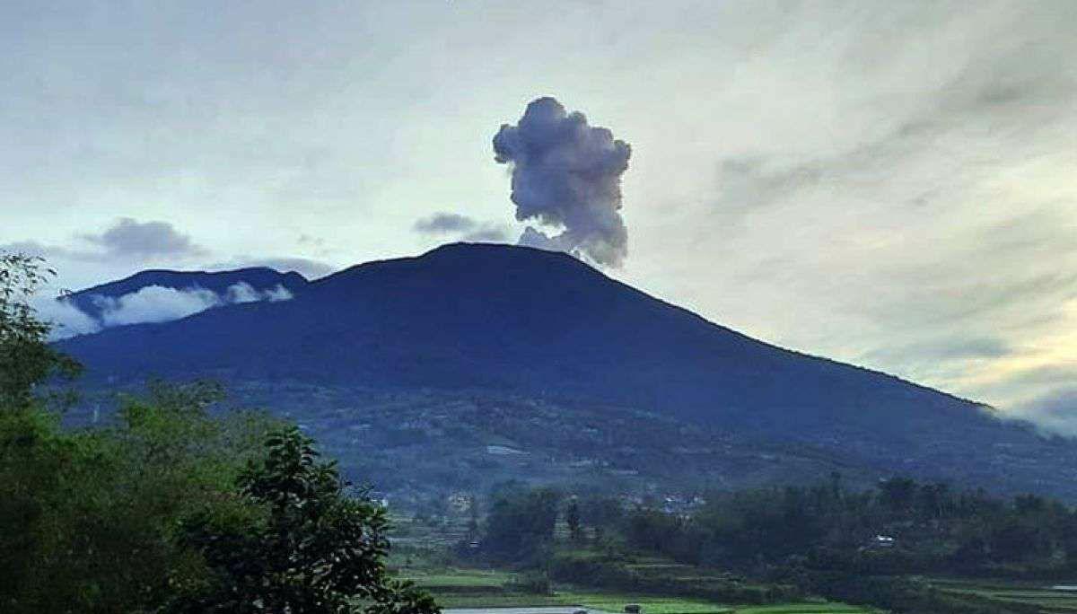 gunung marapi erupsi sebagian pendaki telah dievakuasi 67086