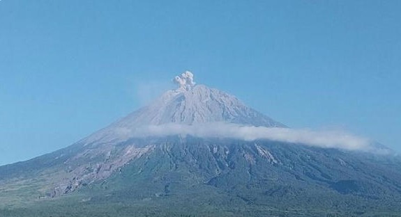 gunung semeru alami erupsi tinggi kolom letusan sekitar 700 meter 77112