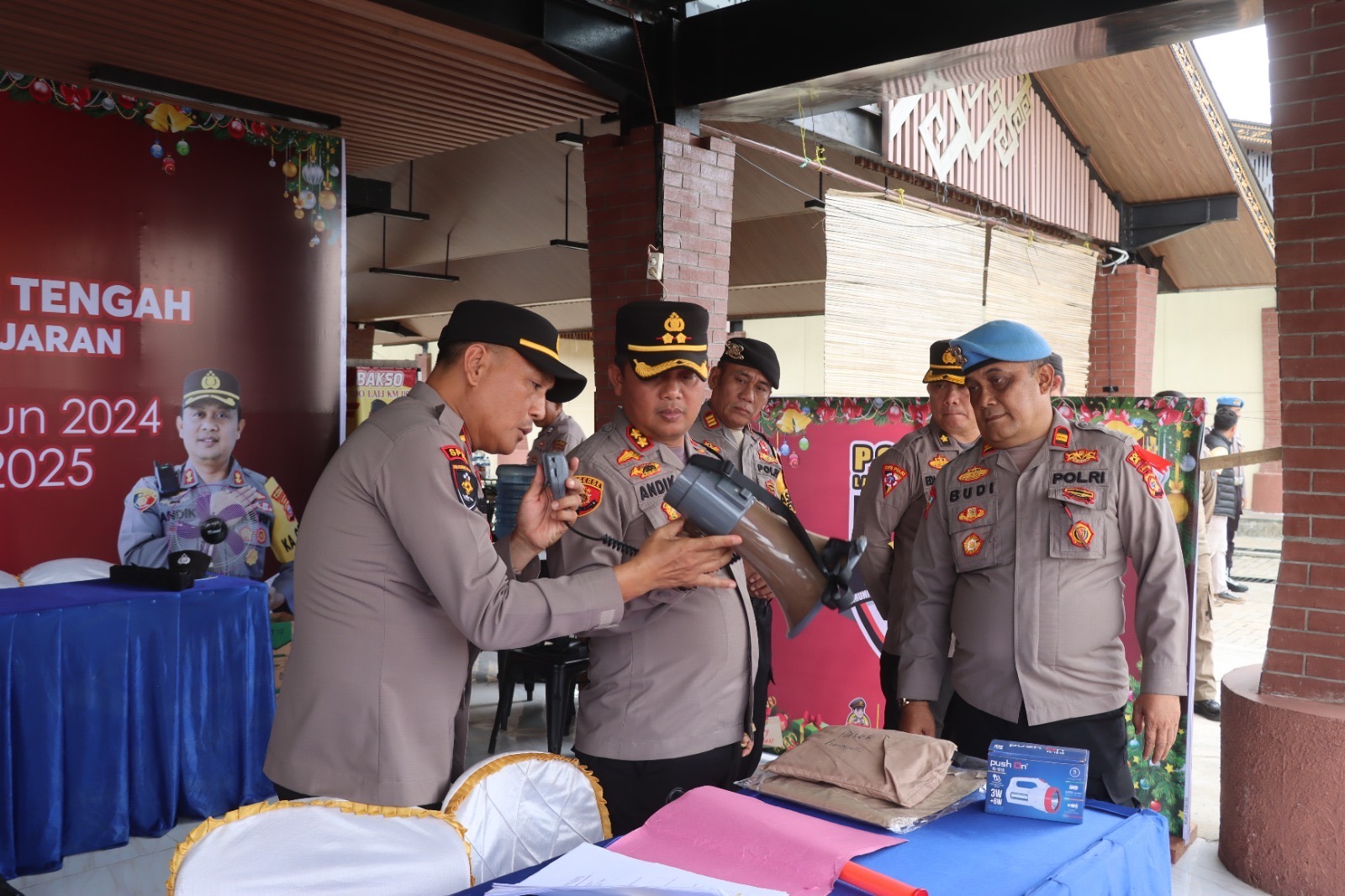 h 2 perayaan natal kapolres lampung tengah tinjau pos pengamanan nataru 2024 82260