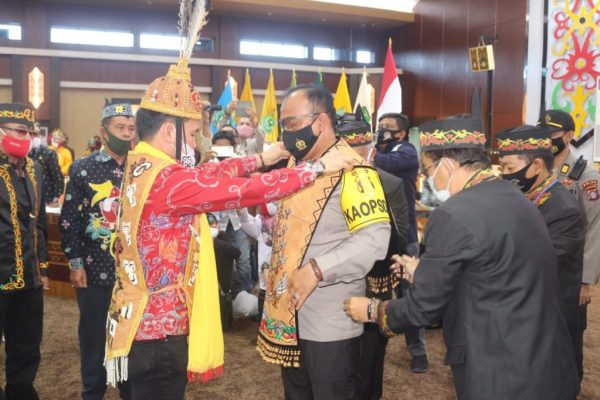 hadiri rakor damang dan dad kapolda kalteng terima penganugrahan gelar adat dayak 11357