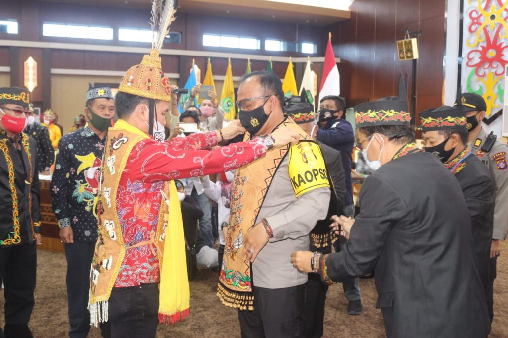 hadiri rakor damang dan dad kapolda kalteng terima penganugrahan gelar adat dayak 11357