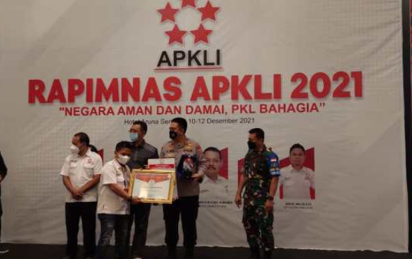 hadiri rapimnas apkli kapolda ntb polri sahabat pkl bantu pulihkan ekonomi nasional di masa pandemi 25381
