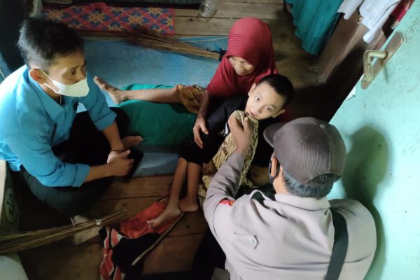 hanya bisa berbaring sejak lahir polisi jenguk bocah odkb orang dengan kecacatan berat di sukabumi 13516