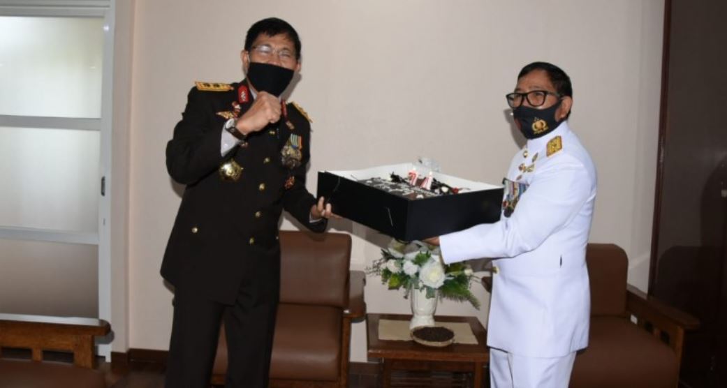 hari bhayangkara ke 74 kapolda sulut dapat kejutan dari danlantamal viii 34656