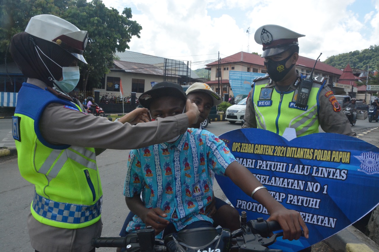 hari keenam operasi zebra cartenz polda papua imbau pengendara terapkan prokes saat beraktivitas 20362