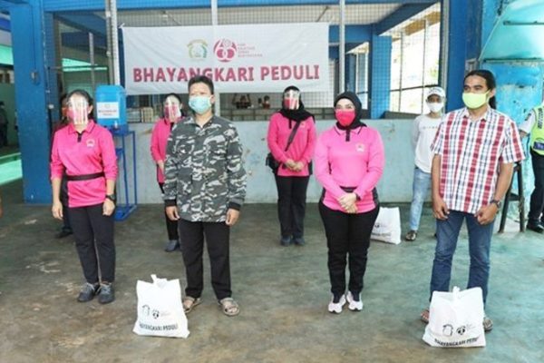 hari kesatuan gerak bhayangkari ke 68 tahun 2020 bhayangkari gelar baksos sembako dan tempat cuci tangan 34929