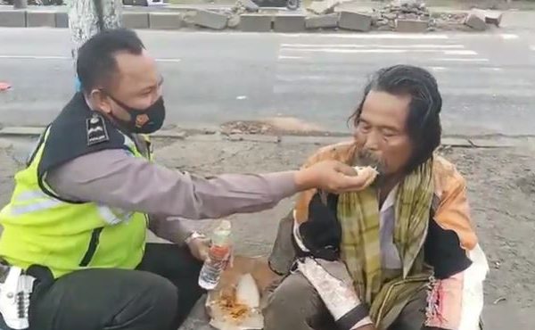 haru kisah polisi lamongan peduli odgj dan gelandangan 30669
