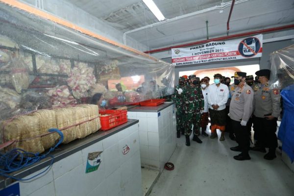 health protocol enforcement observation tni commander and chief of inp visit two markets in bali 38615