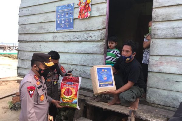 helping communities affected by community activity restrictions southeast sulawesi regional police chief distributes food package assistance 41168